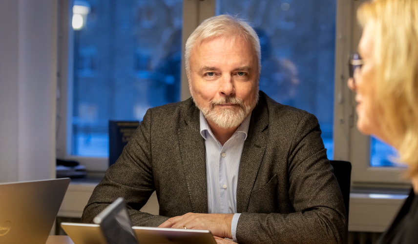 Manlig medarbetare vid bord